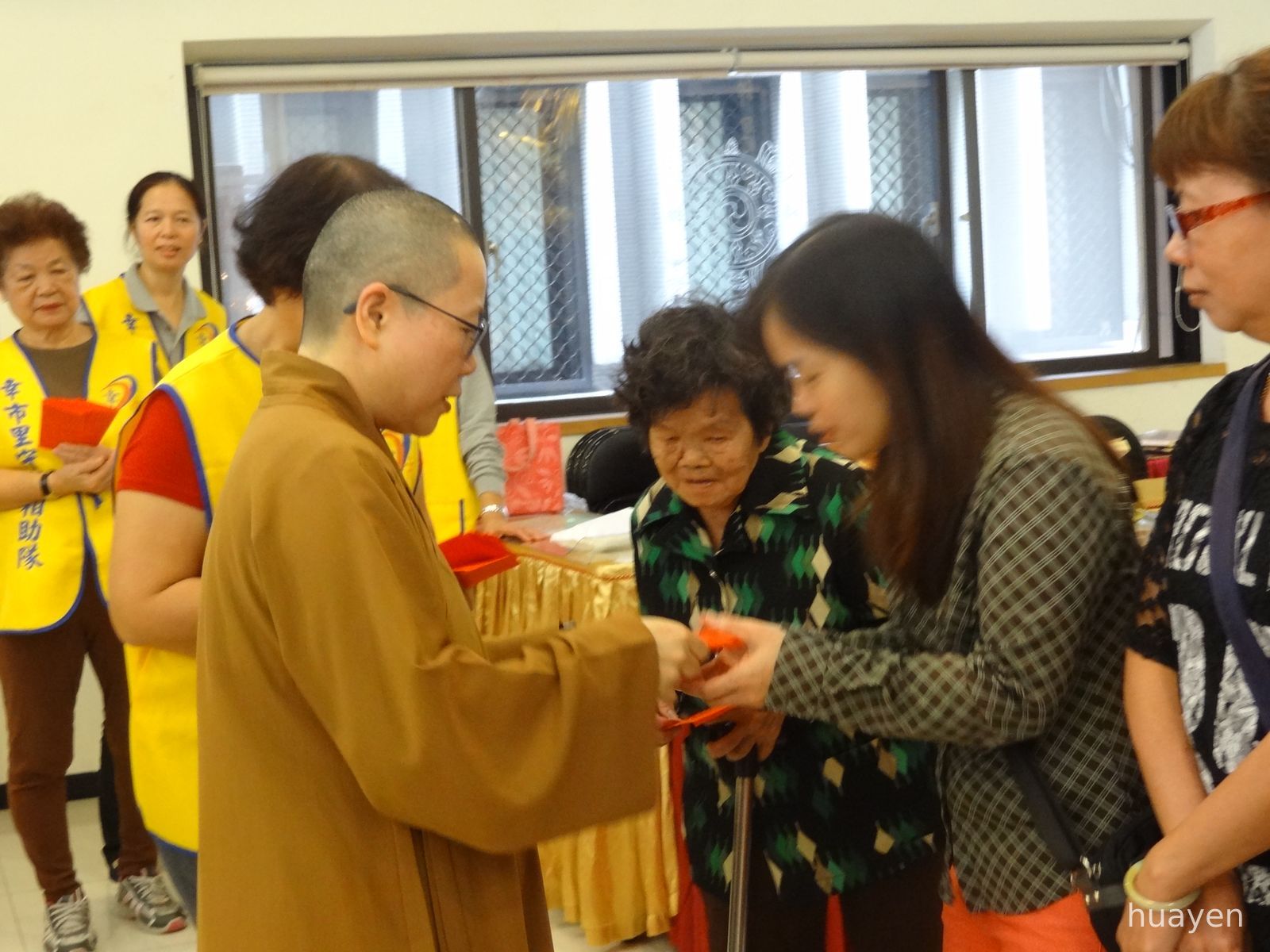 12天演退居頒發獎金予受獎同學。