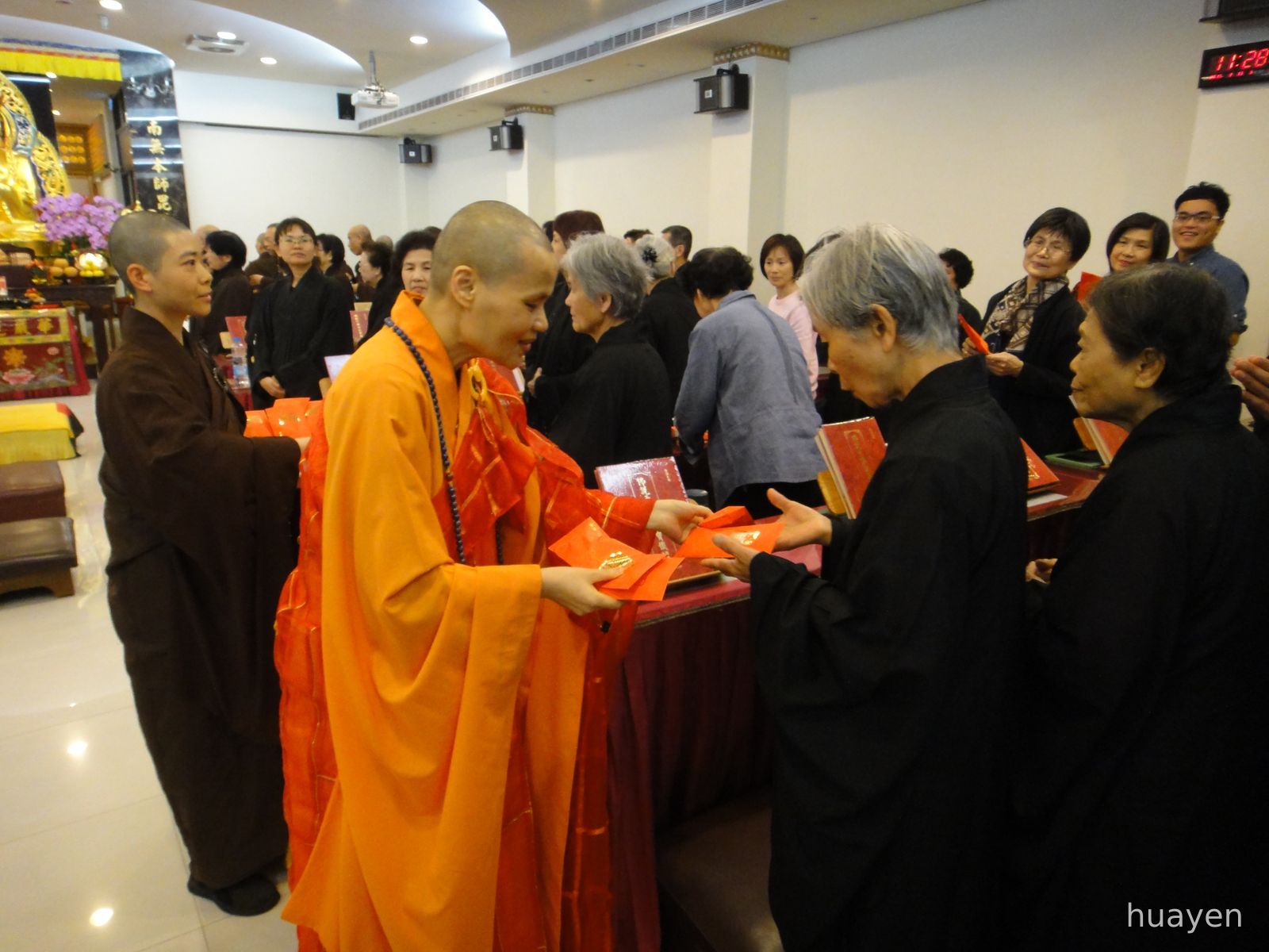 04賢度董事長發送福袋，祝福信眾吉祥如意。