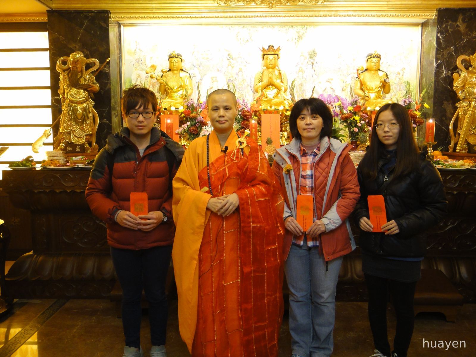 09頒發齋天獎學金，頒獎人賢度董事長與齋天獎助學金受獎學生合影。