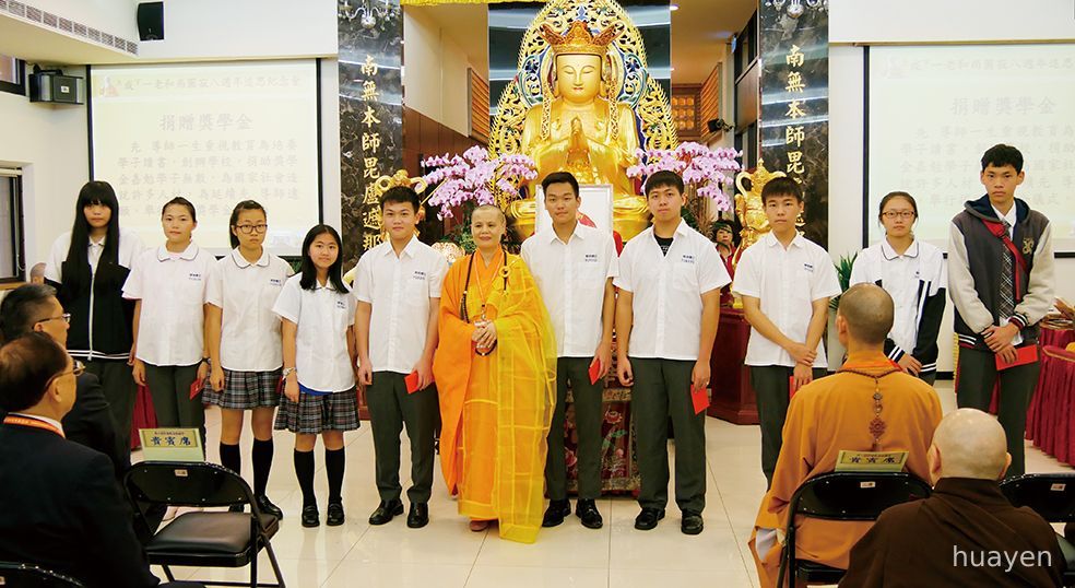 10 賢度董事長與受贈獎學金學子合影。
