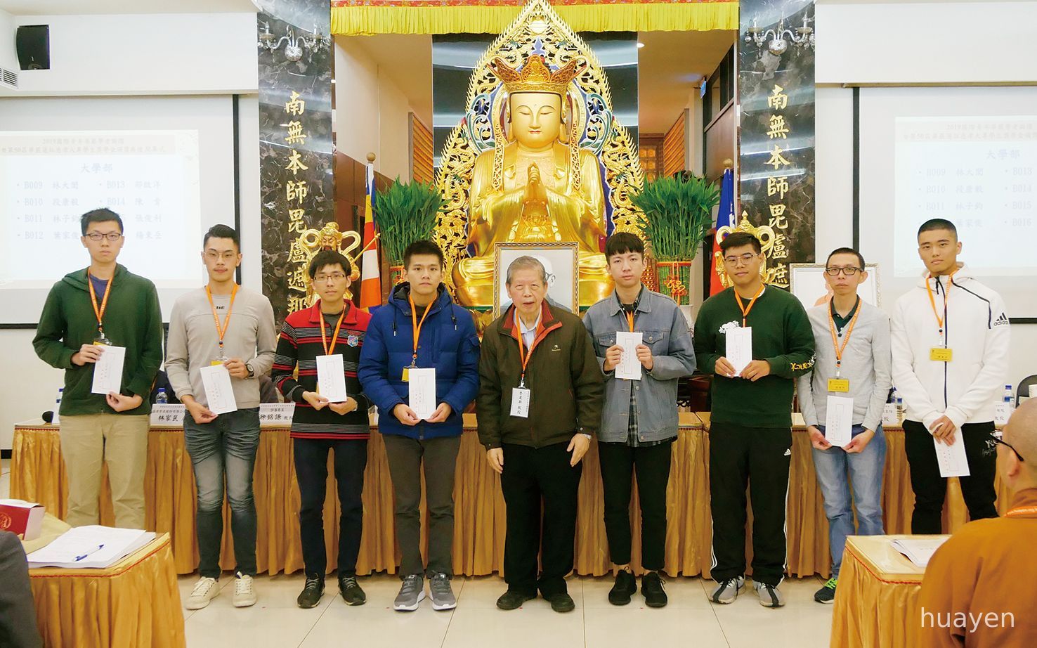 07李建興教授與大學部同學合影。
