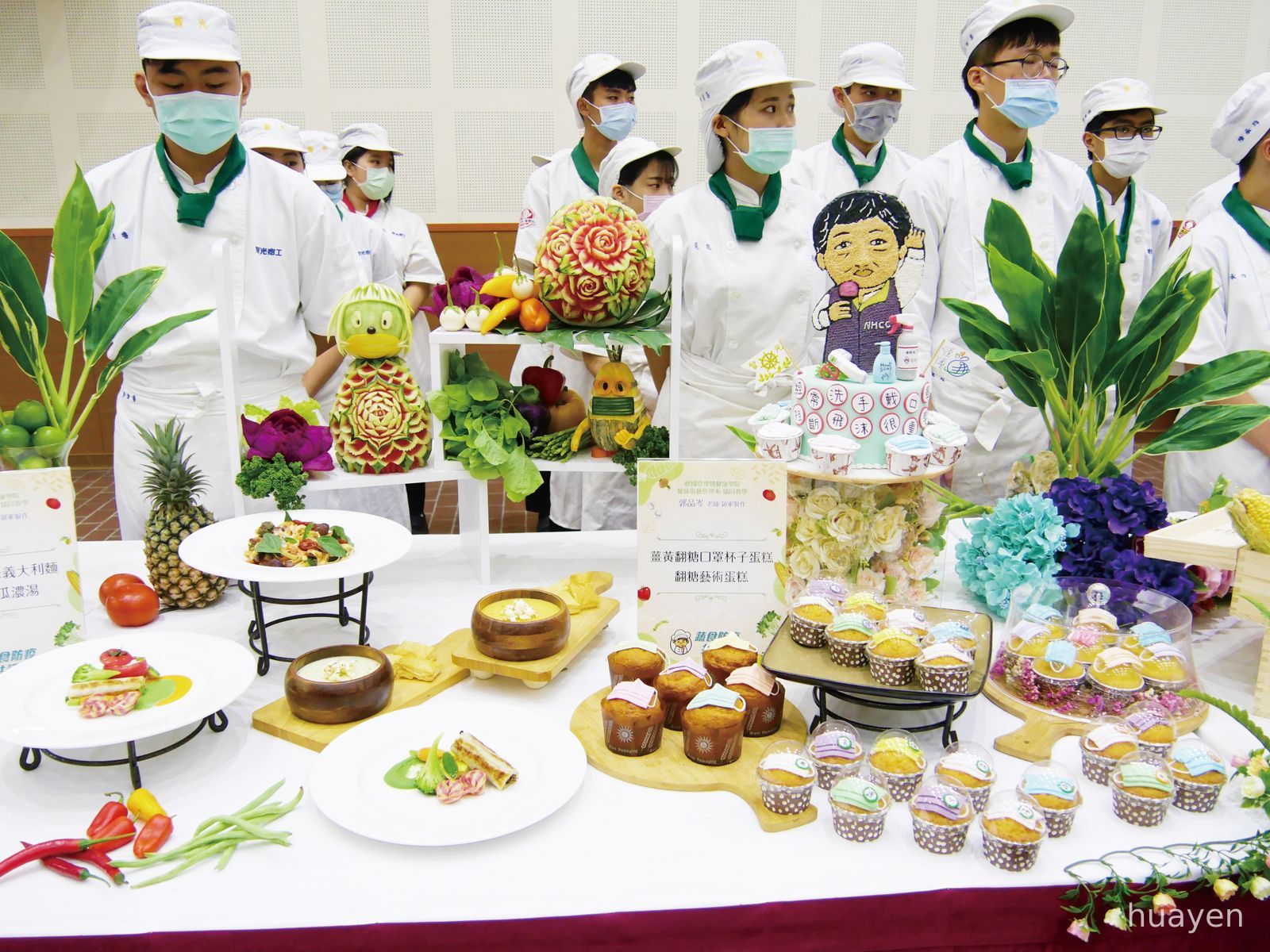 12經國管理學院餐飲管理系協同製作的「薑黃翻糖口罩杯子蛋糕」以及「翻糖藝術蛋糕」。