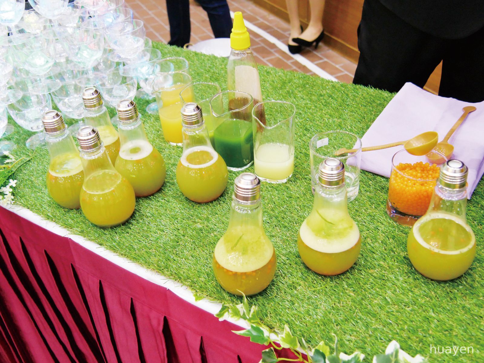 13台北城市科技大學餐飲管理系詹文昊老師領軍製作「五行蔬果汁」。