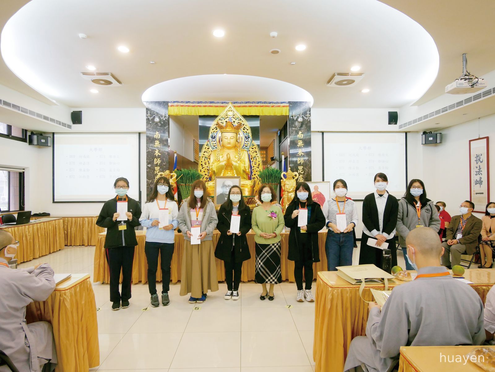 18郭麗居士與大學部受獎者合影。