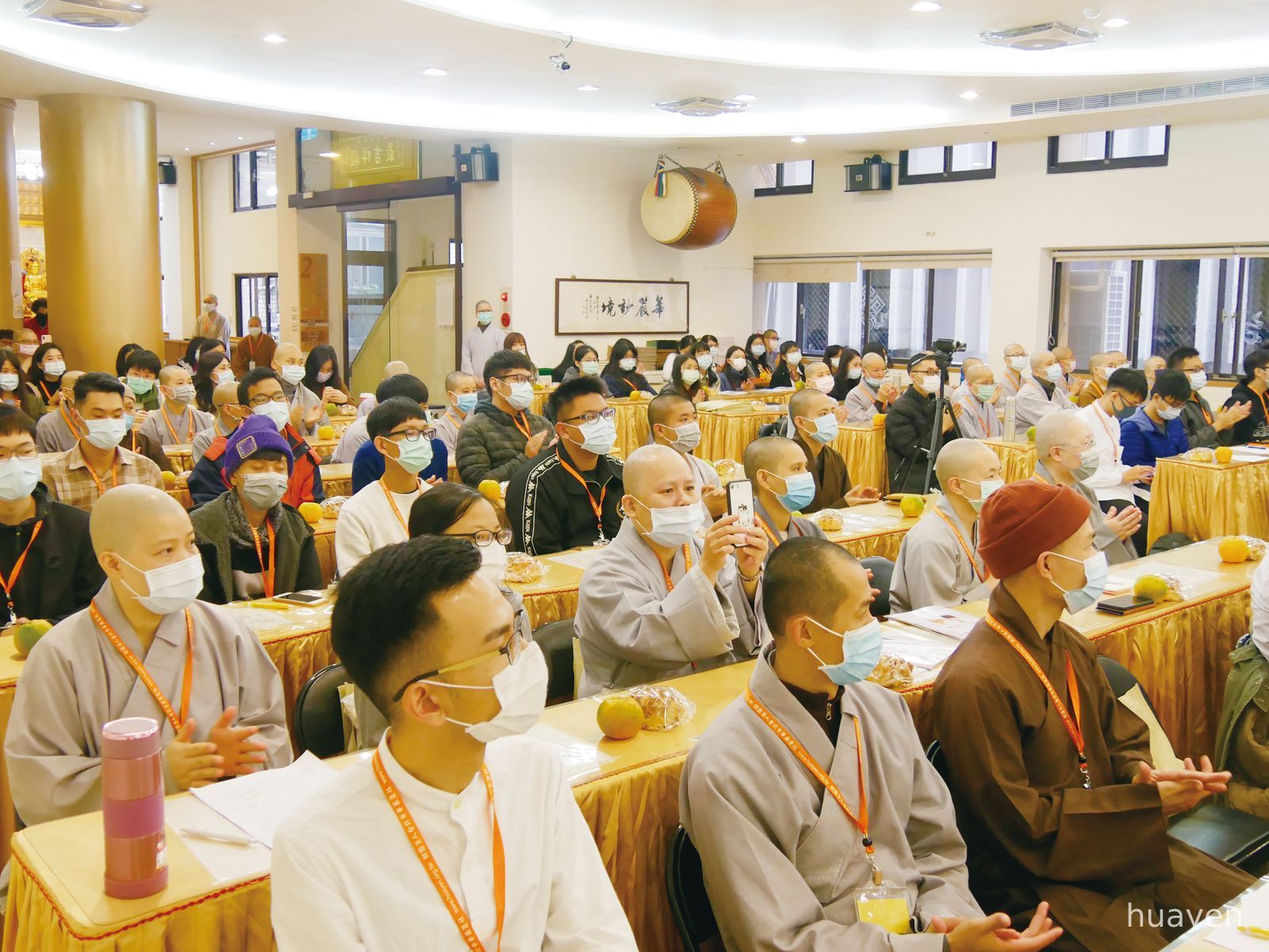 22全體貴賓與學子們對於高柏園教授的演講，報以熱烈的掌聲。