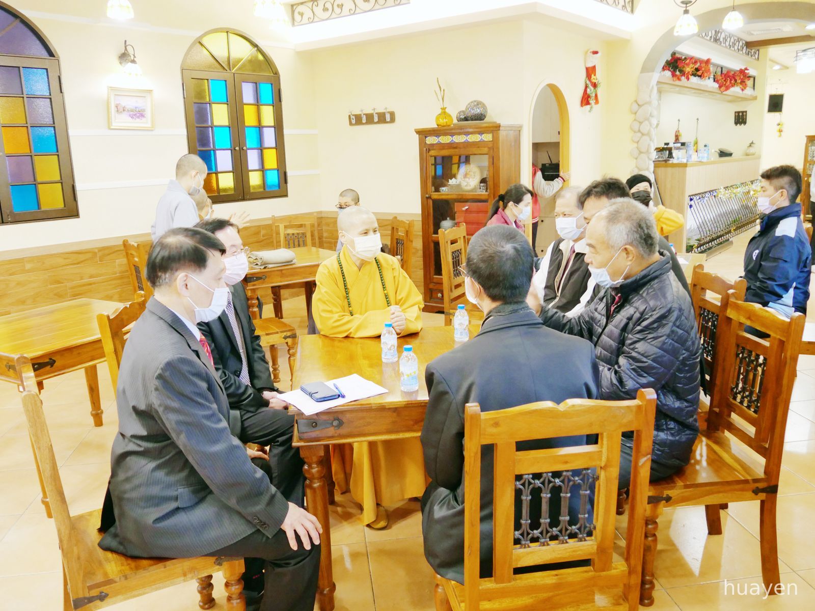 02賢度董事長與來訪貴賓於普羅旺斯咖啡廳交流。