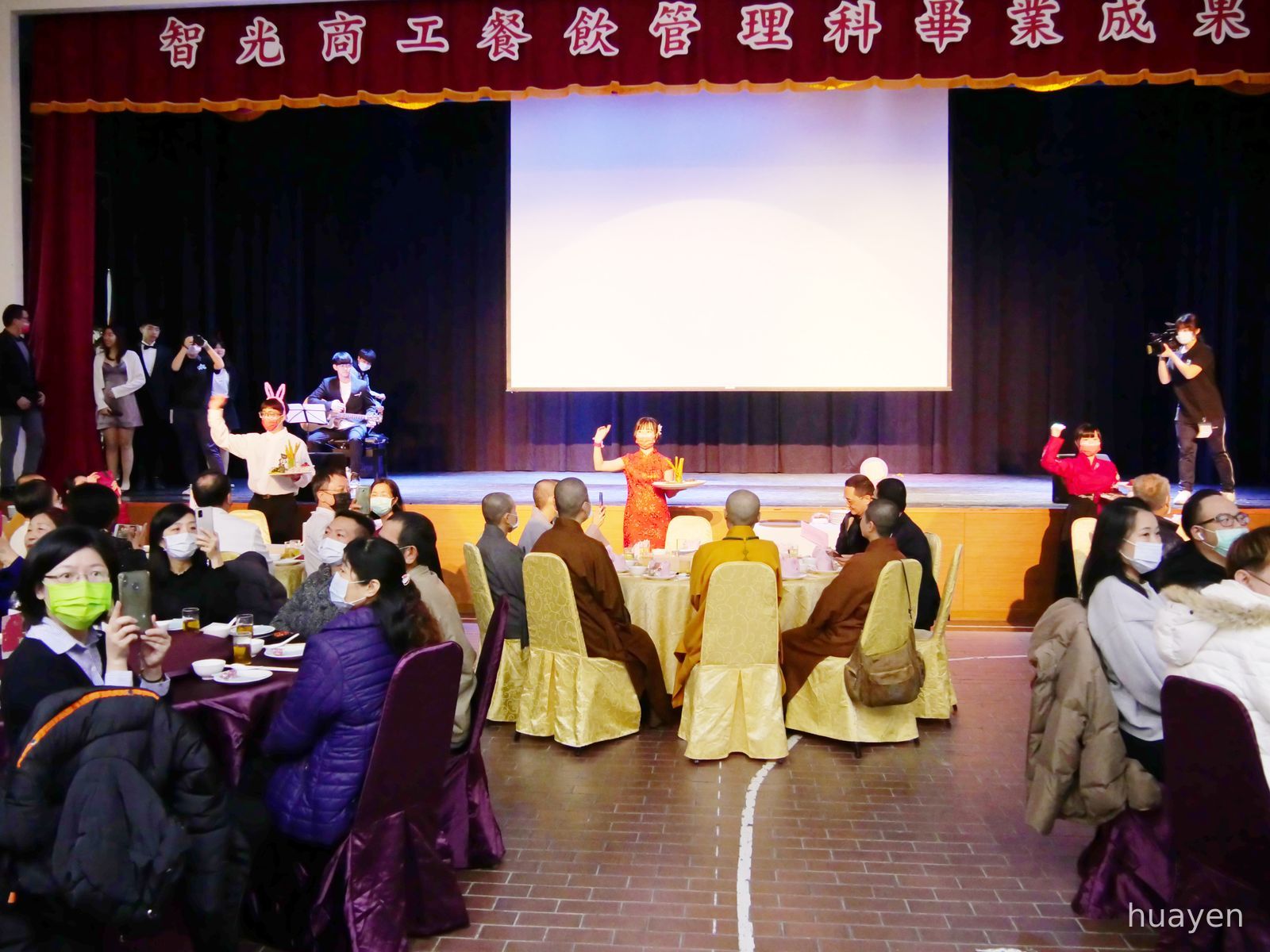 06智光商工餐飲科學生表演精彩的上餐秀，與貴賓同樂。
