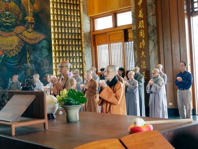 02開學典禮前，賢度院長、北后寺住持演一法師為主法，於北后寺佛前上供。