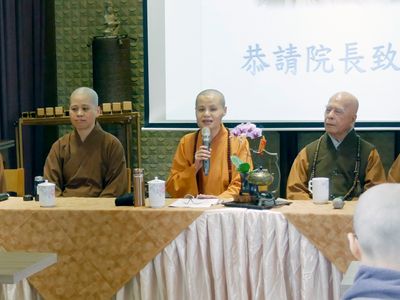 04賢度院長致詞，提及泥塑大佛與華嚴蓮社之因緣。