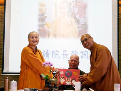 05賢度院長致贈禮品予北后寺住持演一法師。