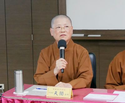 05天聞教務長與同學分享在寫畢業論文遇到瓶頸時，可暫時轉換思緒。