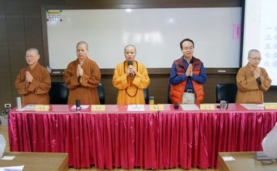 07典禮最後，賢度院長帶領眾人齊誦發願文。