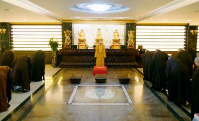 08同學搭衣持具於一樓大廳向賢度院長告假。