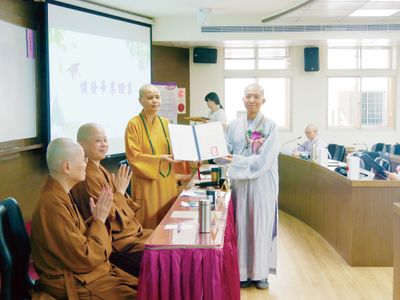 02-2賢度院長頒發畢業證書予畢業生釋心冉、釋真聲、釋耀志、釋慧珠、釋惟耀、釋廣徹。