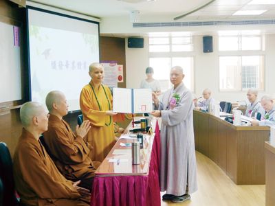 02-3賢度院長頒發畢業證書予畢業生釋心冉、釋真聲、釋耀志、釋慧珠、釋惟耀、釋廣徹。