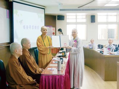02-4賢度院長頒發畢業證書予畢業生釋心冉、釋真聲、釋耀志、釋慧珠、釋惟耀、釋廣徹。