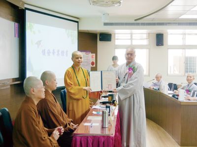 02-5賢度院長頒發畢業證書予畢業生釋心冉、釋真聲、釋耀志、釋慧珠、釋惟耀、釋廣徹。