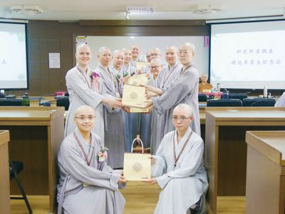 03華嚴專宗學院在校生致贈畢業生紀念品。