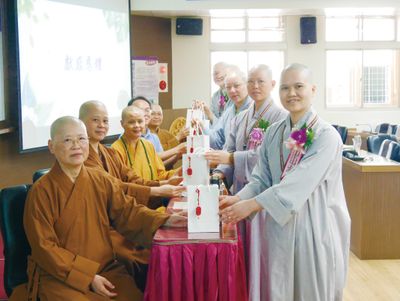 04畢業生致贈師長感恩卡片。