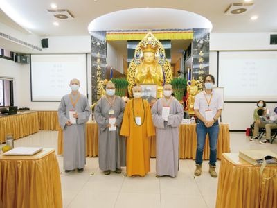 08賢度董事長與博士班受獎者合影。