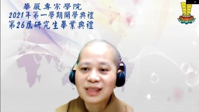 07天蓮副院長兼學務長為學生獻上祝福。