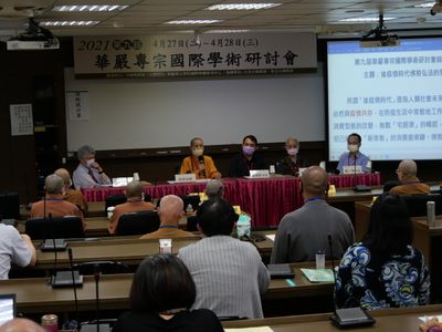 04賢度院長（左二）、陳英善主任（右二）、陳一標副主任（右一）、郭朝順顧問（右三）、高柏園教授（左一）共同主持綜合座談。