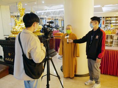 04華嚴慈善基金會天演董事長接受電視臺訪問。