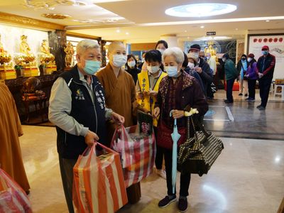 10臺北華嚴蓮社天蓮住持發放物資予里民。
