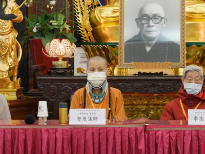 02賢度董事長恭喜慈孝獎學金之受獎人，並說明慈孝獎學金之起源。