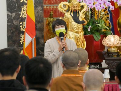 04知名作家鄭栗兒居士致詞時，鼓勵青年學子們，以賢度法師為學習的對象。