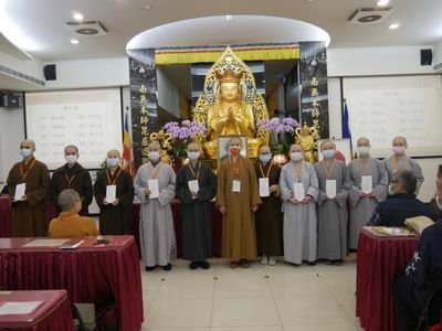 10天蓮住持與受獎學生合影。