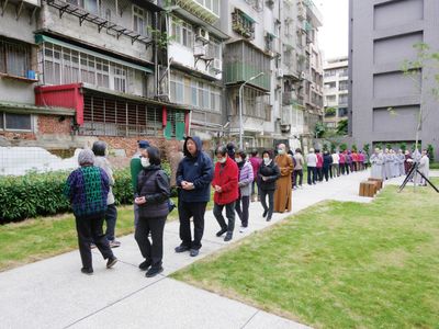 04天蓮住持帶領大眾於公園繞佛。