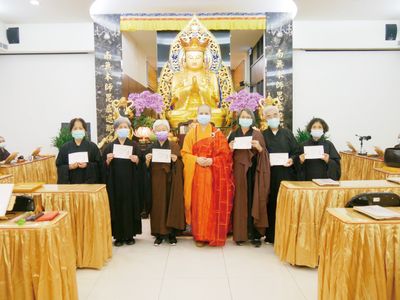 10天蓮住持與全勤獎受獎者合影。