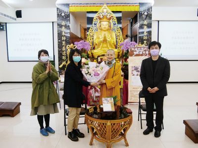 05陳玉琳居士獻花予賢度董事長。