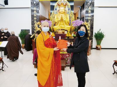06賢度董事長三姐妹捐出一千本書的功德金予華嚴蓮社，天蓮住持代表接受。