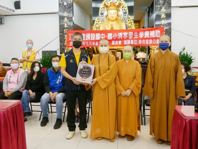 03臺北市中正區林聰明區長頒贈臺北市政府績優宗教團體獎座，與賢度董事長、天演副董長、天蓮住持合影。
