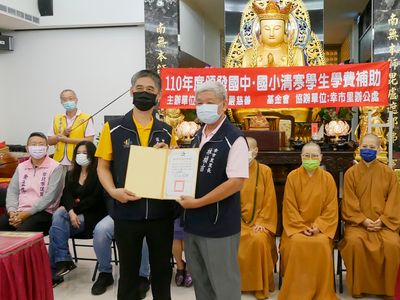 05中正區公所林聰明區長致贈感謝狀予幸市里辦公室，由林禎吉里長代表接受。