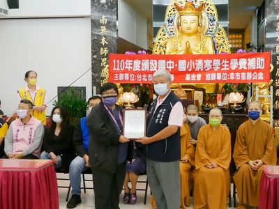 07萬華區公所呂明珠課長致贈感謝狀予幸市里辦公室，林禎吉里長代表接受。