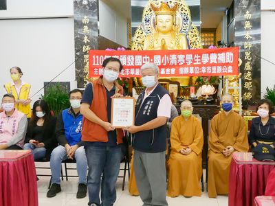 09臺北市環保局陳龍昆隊長致贈感謝予幸市里辦公室，林禎吉里長代表接受。