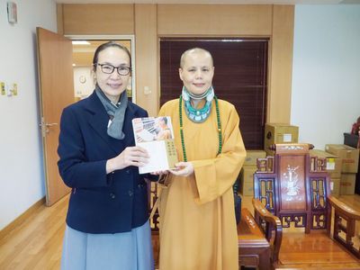 02賢度董事長贈送新書予慈濟醫院喬麗華主祕。