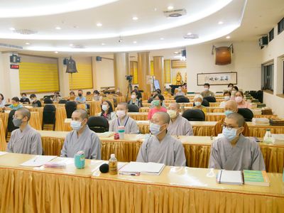 07學生專心聆聽上課內容。