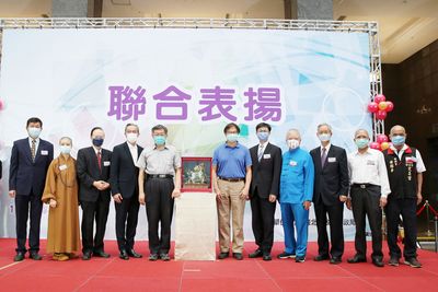 06 受獎單位與柯文哲市長合影。（圖臺北市政府提供） 