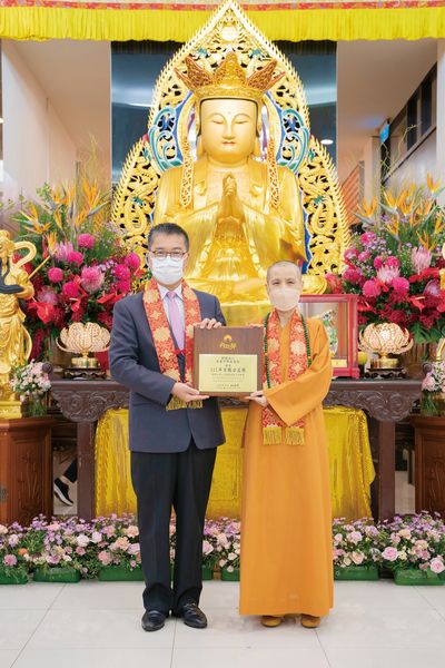 05徐國勇部長頒發111年宗教公益獎獎牌，與賢度董事長合影。