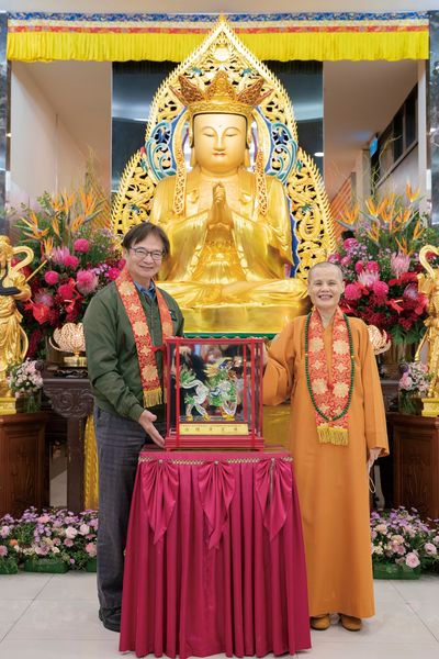 07藍世聰局長頒發110年度表揚興辦社會公益事務績優獎座，與賢度董事長合影。