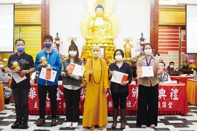 06賢度寺主與書法類前三名受獎者合影。