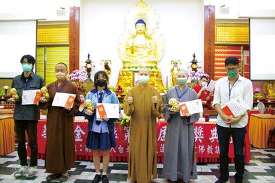 07天蓮常務董事與手繪類前三名受獎者合影。