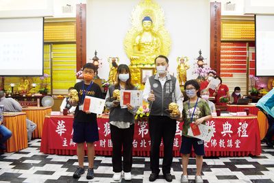 10桃園民政局張世威副局長與兒童書法類受獎者合影。