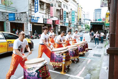 02兩廣旅臺國術醒獅團的擊鼓演出。