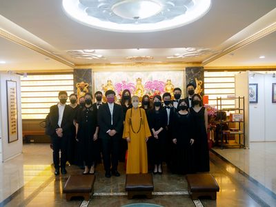 09賢度董事長與龍潭愛樂管弦樂團合影。