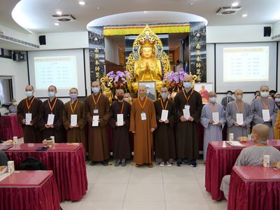 09天蓮常務董事與受獎學生合影。